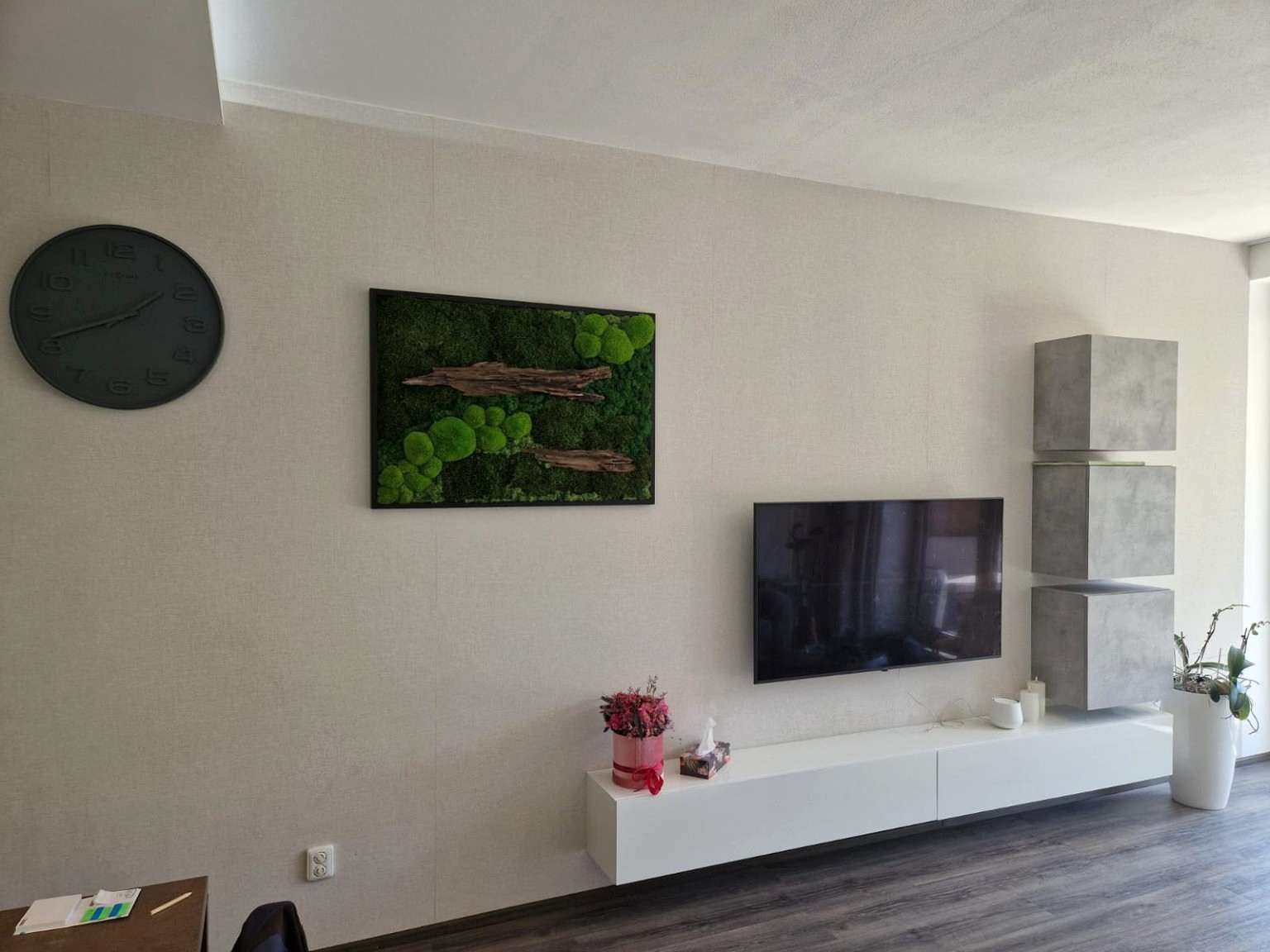 Mechový obraz 70 × 100 cm v obývacím pokoji