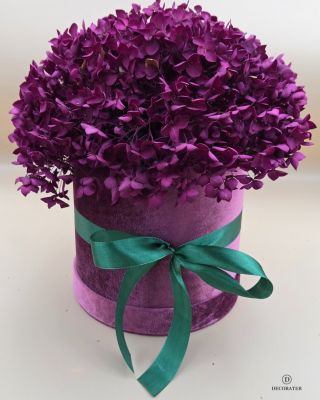 💜 Flower box – Královská hortenzie Sytě purpurová hortenzie ve velurovém boxu se zelenou stuhou. Výrazná dekorace a...