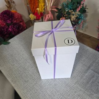 🎁 Balíme s láskou! Takto vypadají naše malé a střední flower boxy, připravené k doručení 💐 Jsou krásným dárkem pro každou...